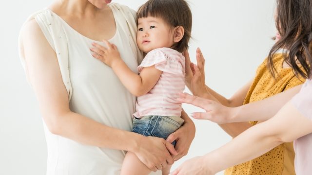 赤ちゃんが人見知りをはじめた でもそれは成長の証 うちの娘 6ヶ月 の場合の対処法を紹介 のちろぐ