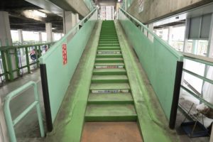 くずは北駐輪場C棟 階段