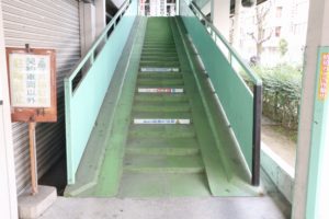 くずは北駐輪場D棟 階段